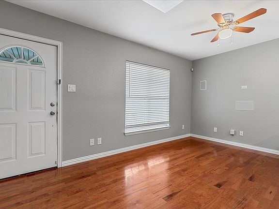3rd image of 4320 Woodcrest Ln