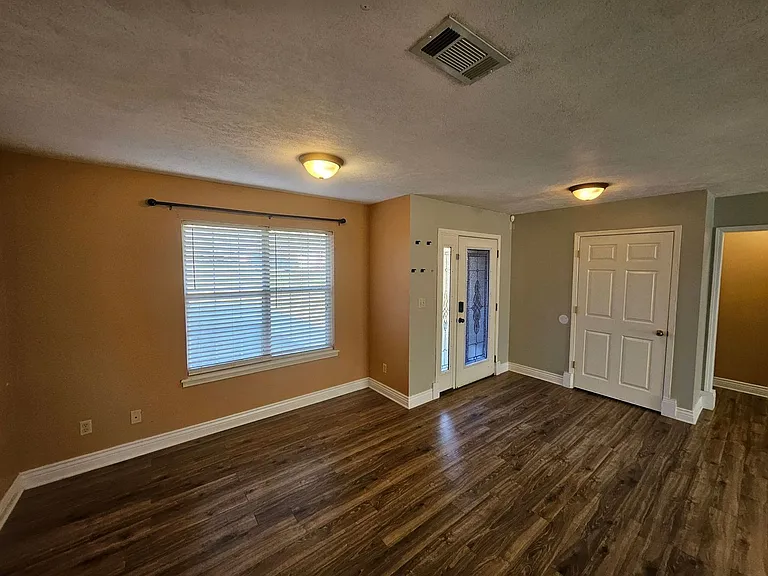 2018 Hickory Dr — Photo 3