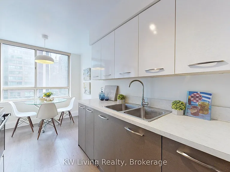 633 Bay St #814 — Photo 21