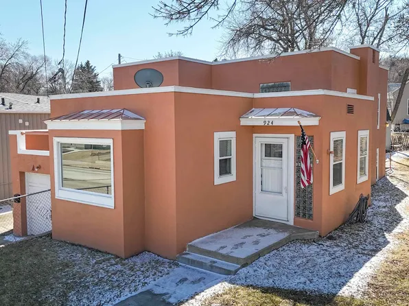 924 Valley St, Minot, ND 58701