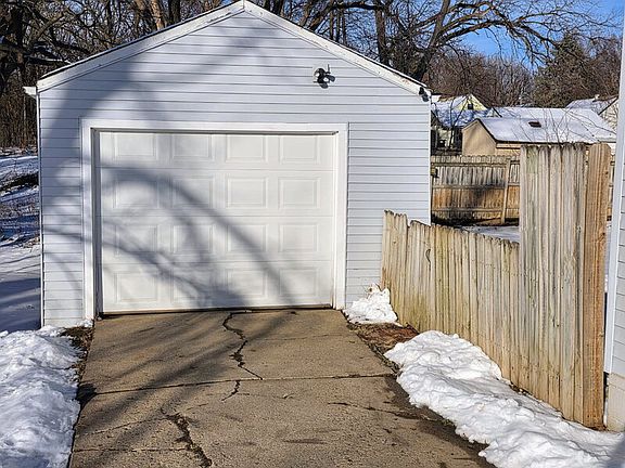3rd image of 6813 Urbandale Ave