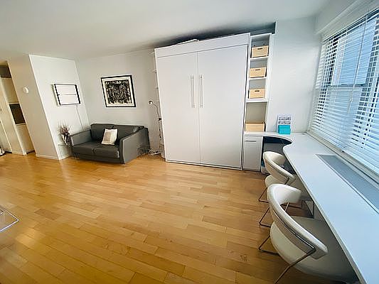 3rd image of 10 W 15th St APT 1424