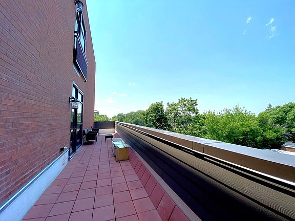 2nd image of 4803 N Leavitt St #5