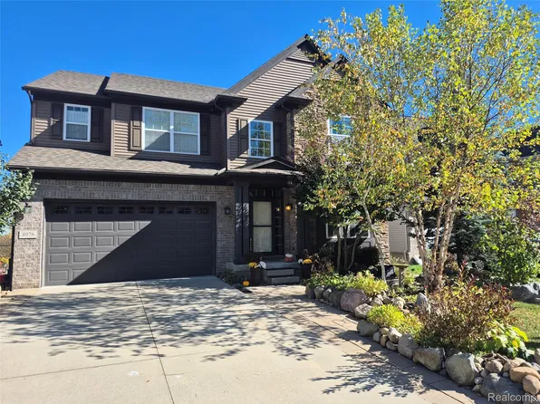 4976 W Stonegate Cir, Lake Orion, MI 48359