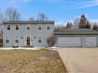 1270 Poplar Ridge Ct, Brookfield, WI 53045