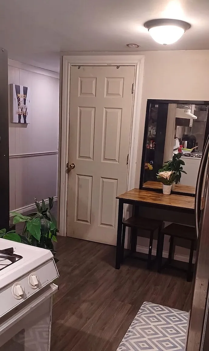 4 bed, 1000 sqft, $2,400 — Photo 1