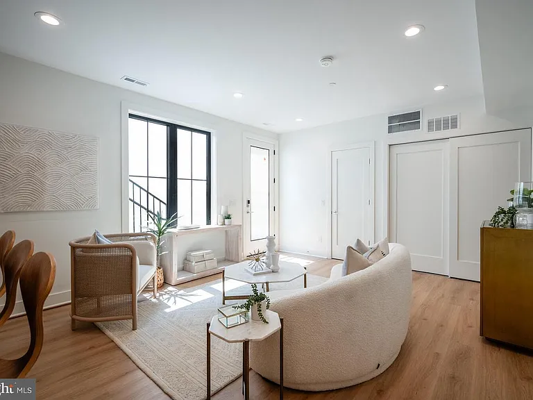 1228 Brentwood Rd NE #1 — Photo 3