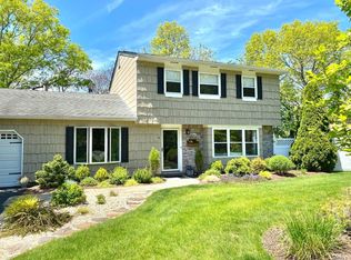 4 Breeze Hill Ct, Ridge, NY 11961