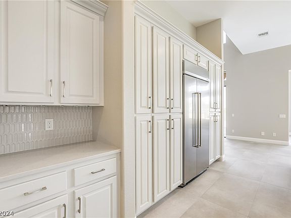 5th image of 20 Candlewyck Dr