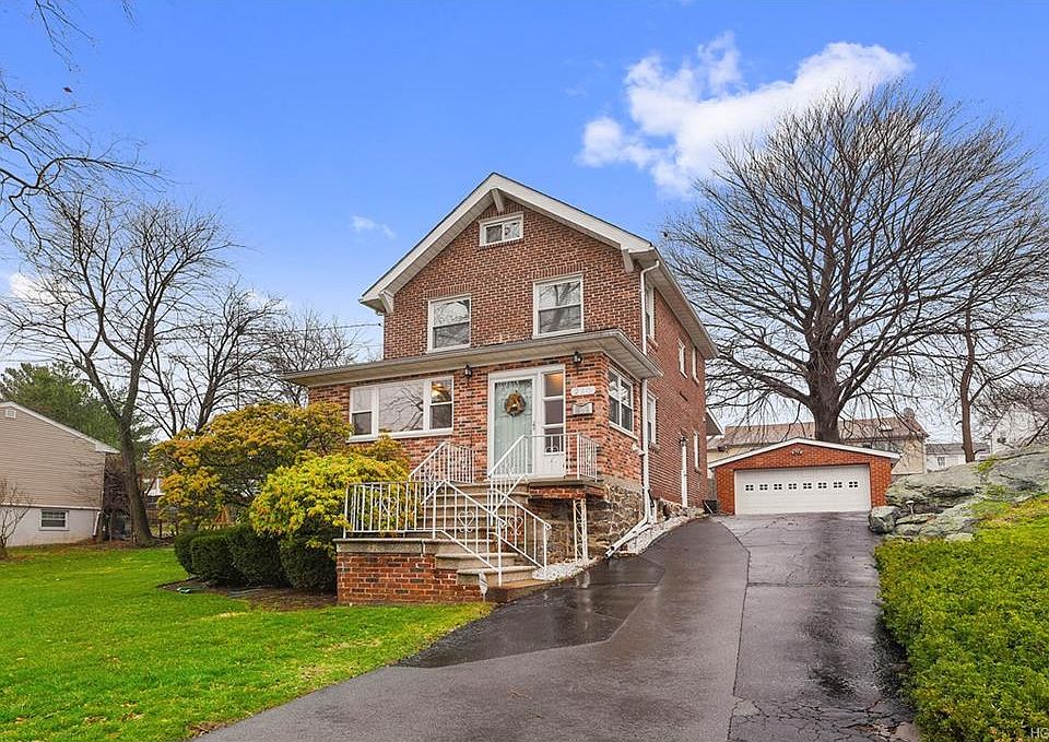 1st image of 210 Roundhill Dr