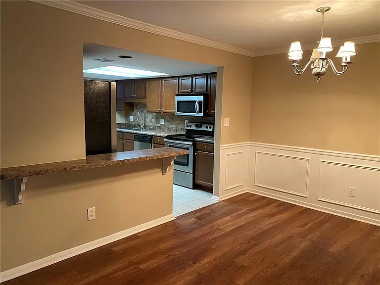 2207 Surrey Ct SE — Photo 3