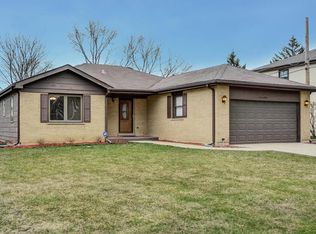 1904 E Maya Ln, Mount Prospect, IL 60056