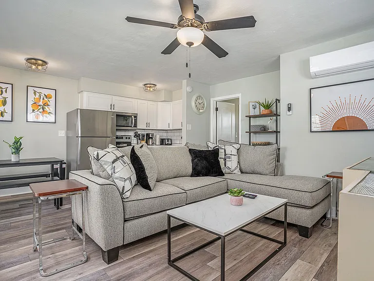 639 W Ocean View Ave — Photo 3