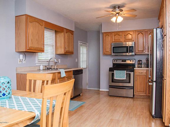 4th image of 2700 Marguerite Dr