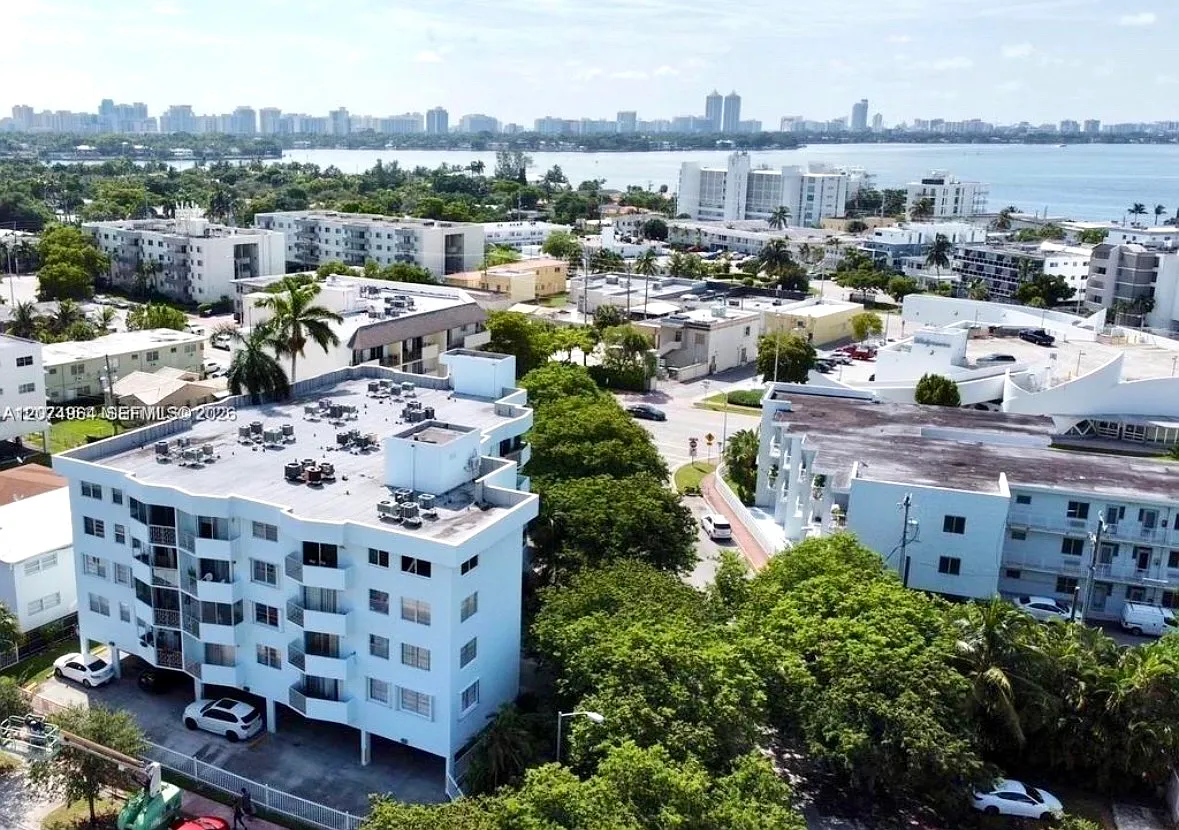 1 bed, 1.5 bath, 672 sqft, $1,950 — Photo 2