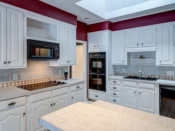 4th image of 805 Woodhall Ct