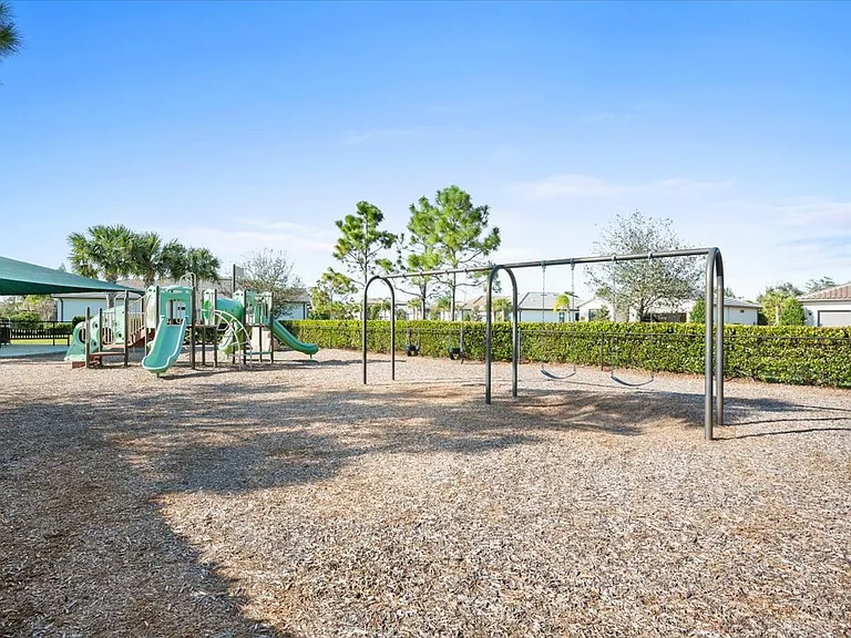 640 SE Monet Dr — Photo 37