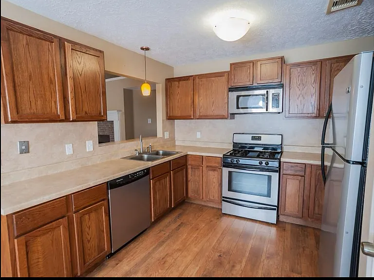 2910 Bentley Ct — Photo 6
