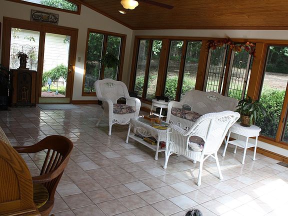 Huge sunroom w tile