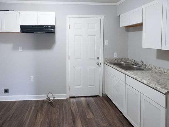5th image of 2883 Barron Ave
