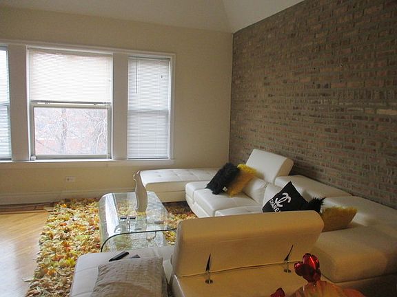 3rd image of 4847 S Vincennes Ave #302