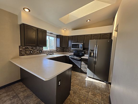5th image of 979 S Coral Ln