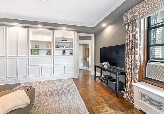 2nd image of 255 W 108th St #9DE