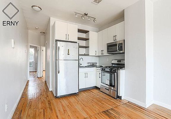 3rd image of 802 Evergreen Ave #2S