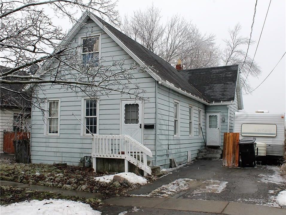 2nd image of 32 Stark St