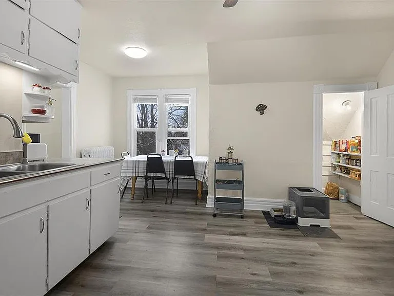1114 Wells St #1/2 — Photo 6