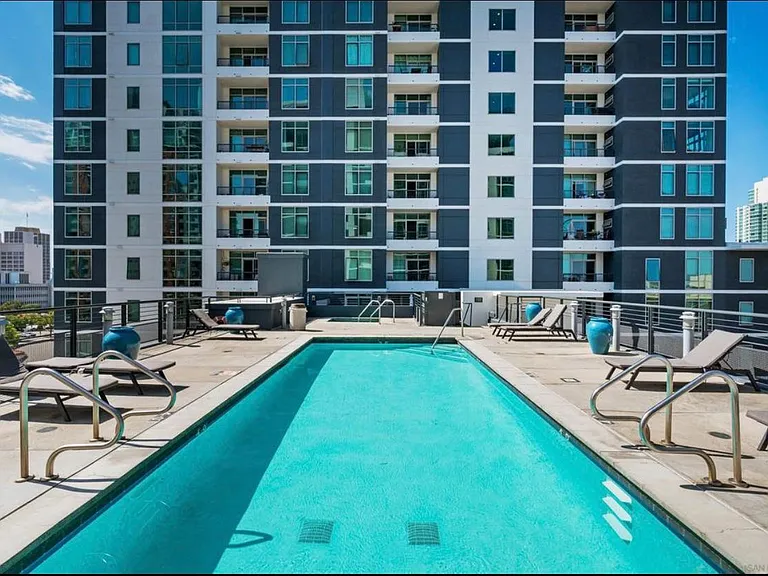 425 W Beech St #325 — Photo 9