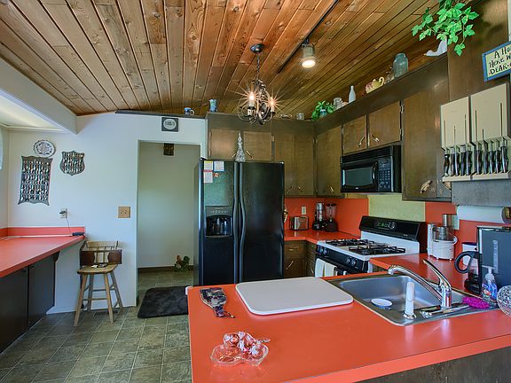 5th image of 930 NE 10th St