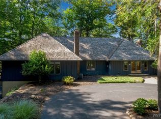 70 Muirfield Dr, East Aurora, NY 14052