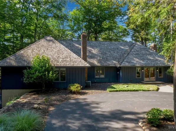 70 Muirfield Dr, East Aurora, NY 14052