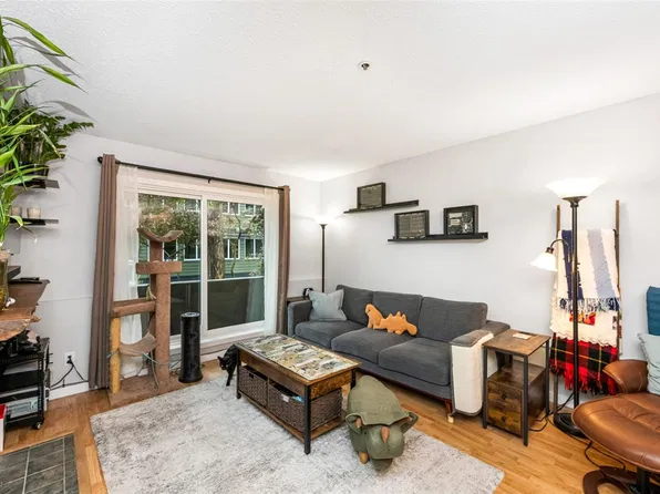 949 Cloverdale Ave #8, Saanich, BC V8X 2T4