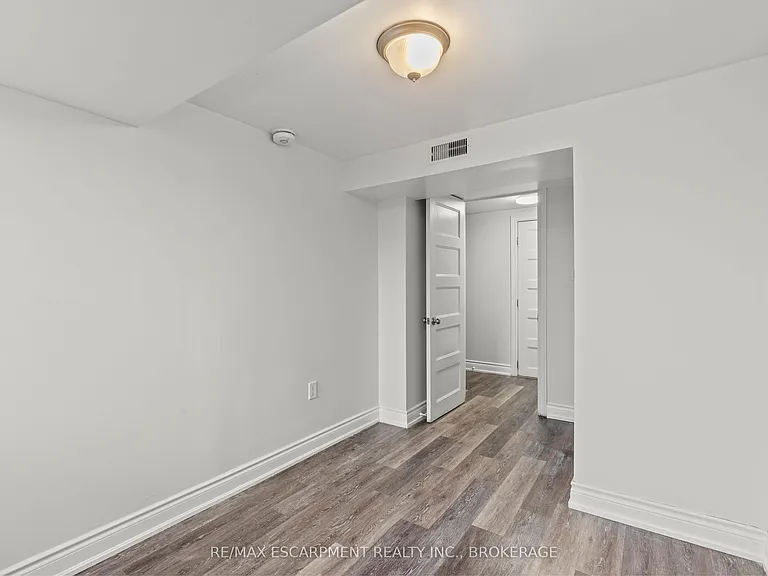 14 Westmount Ave #LOWER — Photo 17