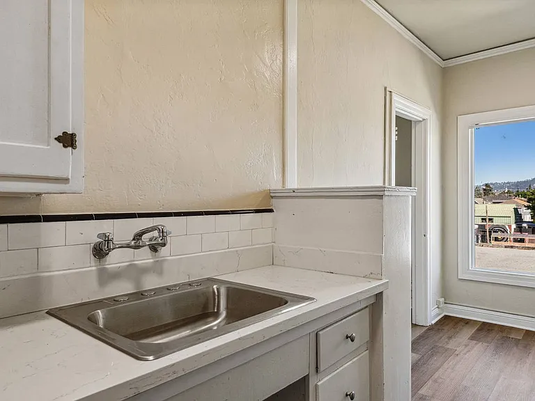 3909 Shafter Ave — Photo 6