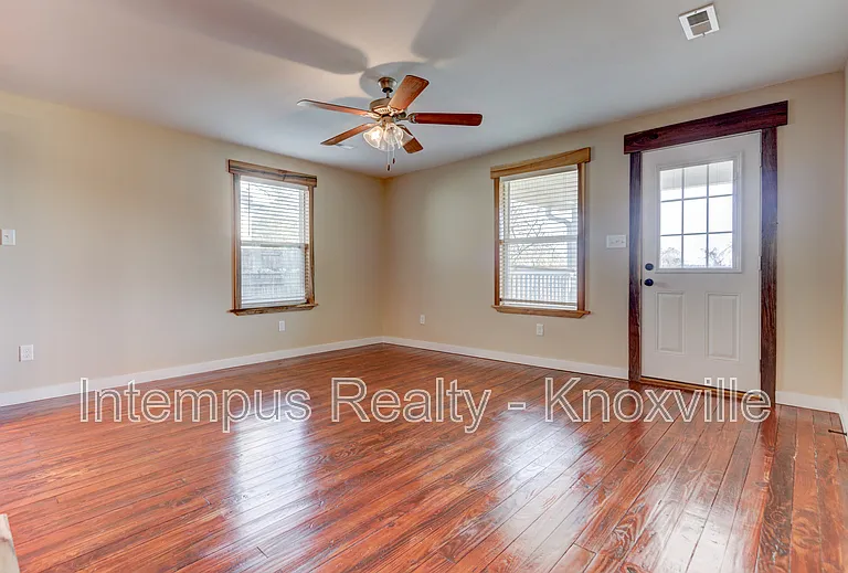 605 Booth St — Photo 9