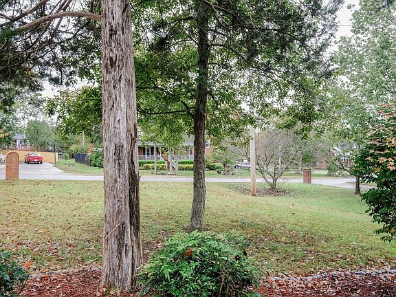 5th image of 208 Dogwood Ln