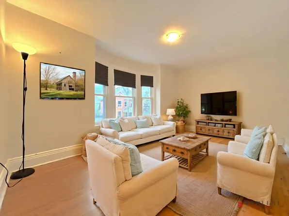 14 New St #2, Hamilton, ON L8P 4J4