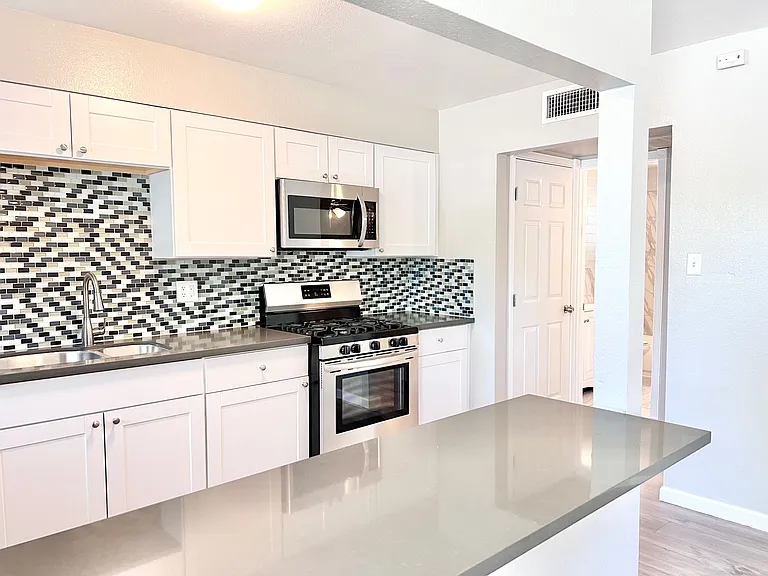 710 W 5th St #D — Photo 2