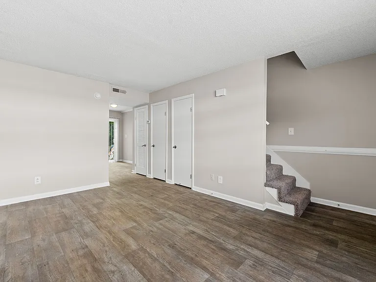 Country Club Apartments — Photo 15