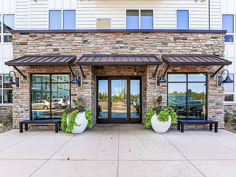 2-web-or-mls-21405-Dushane-Pkwy-02