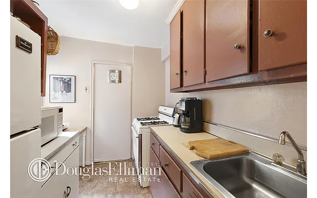 Sold by Douglas Elliman | media 19