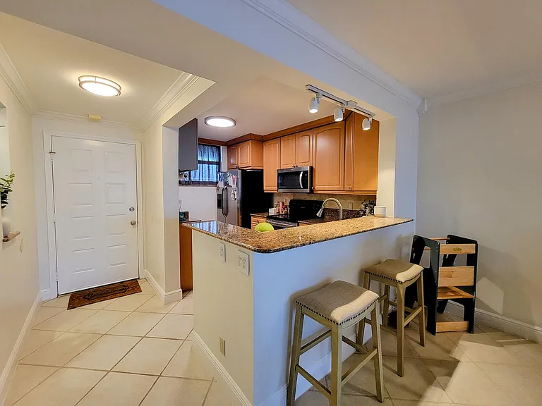 111 Lake Emerald Dr #406 — Photo 4