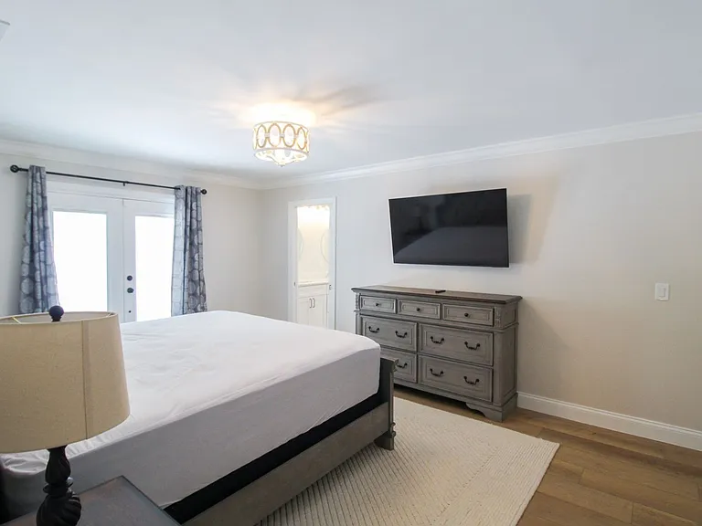 691 Russell St — Photo 18