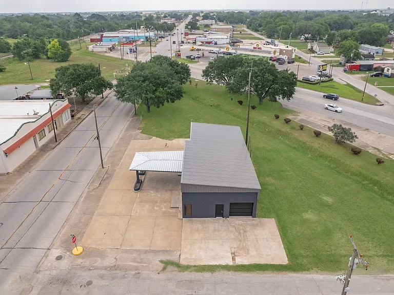 401 E Main St — Photo 17