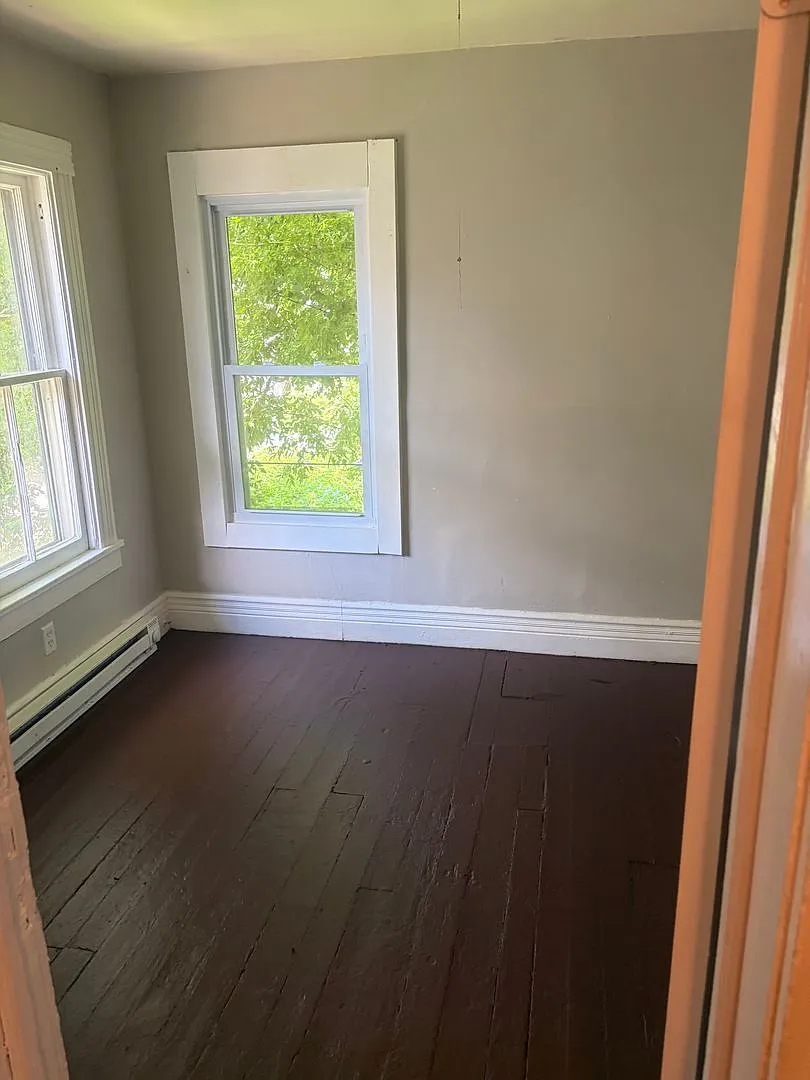 Newly renovated 4 bedroom duplex — Photo 3