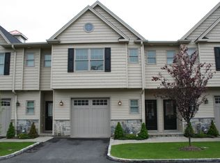 50 Sintsink Dr E APT 3, Port Washington, NY 11050