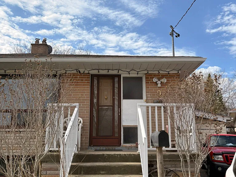 9 Syracuse Cres — Photo 1
